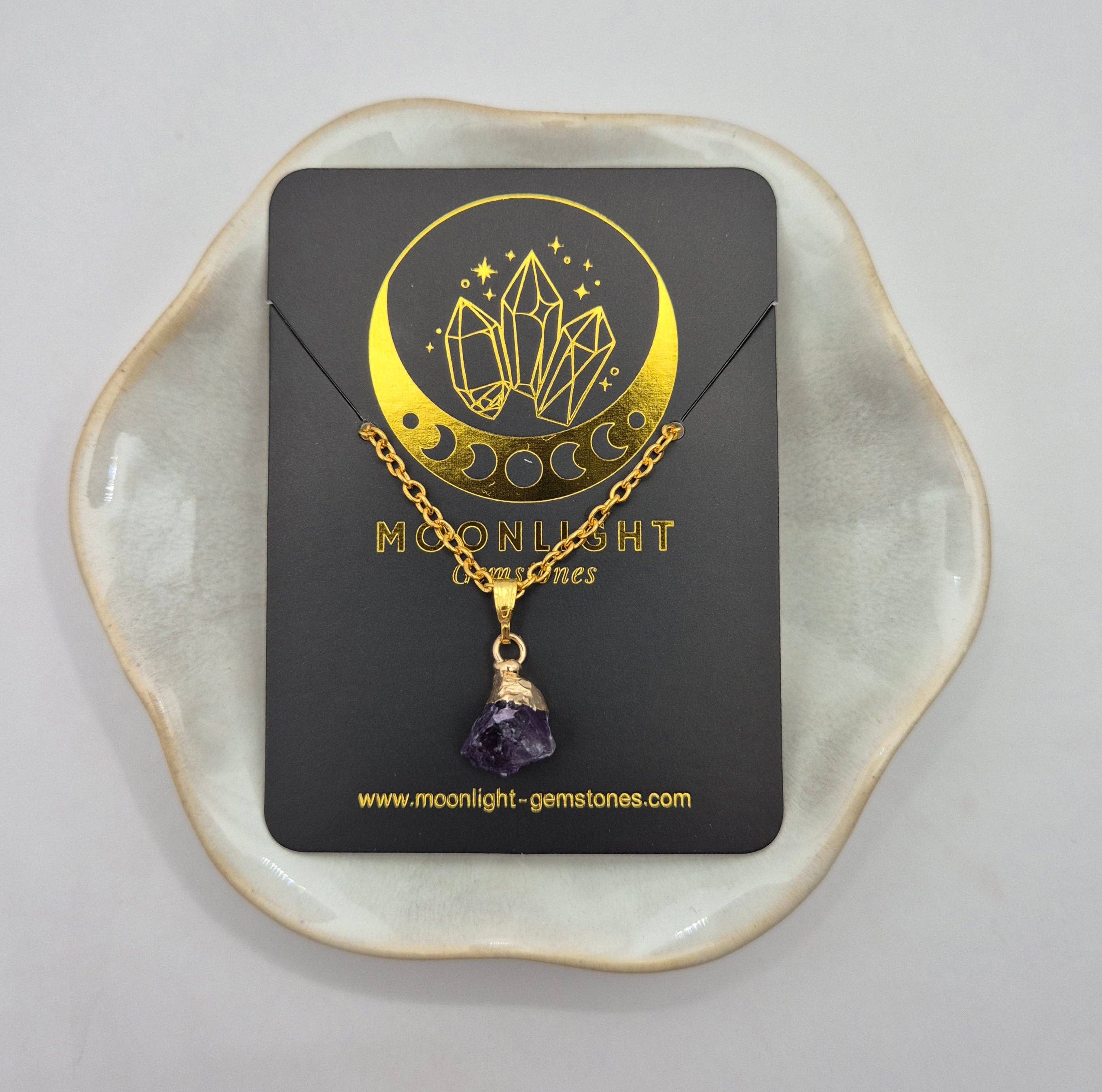 Goudkleurige ketting met ruwe amethist