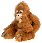 Orang-oetan met baby knuffel