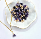 Goudkleurige ketting met ruwe amethist