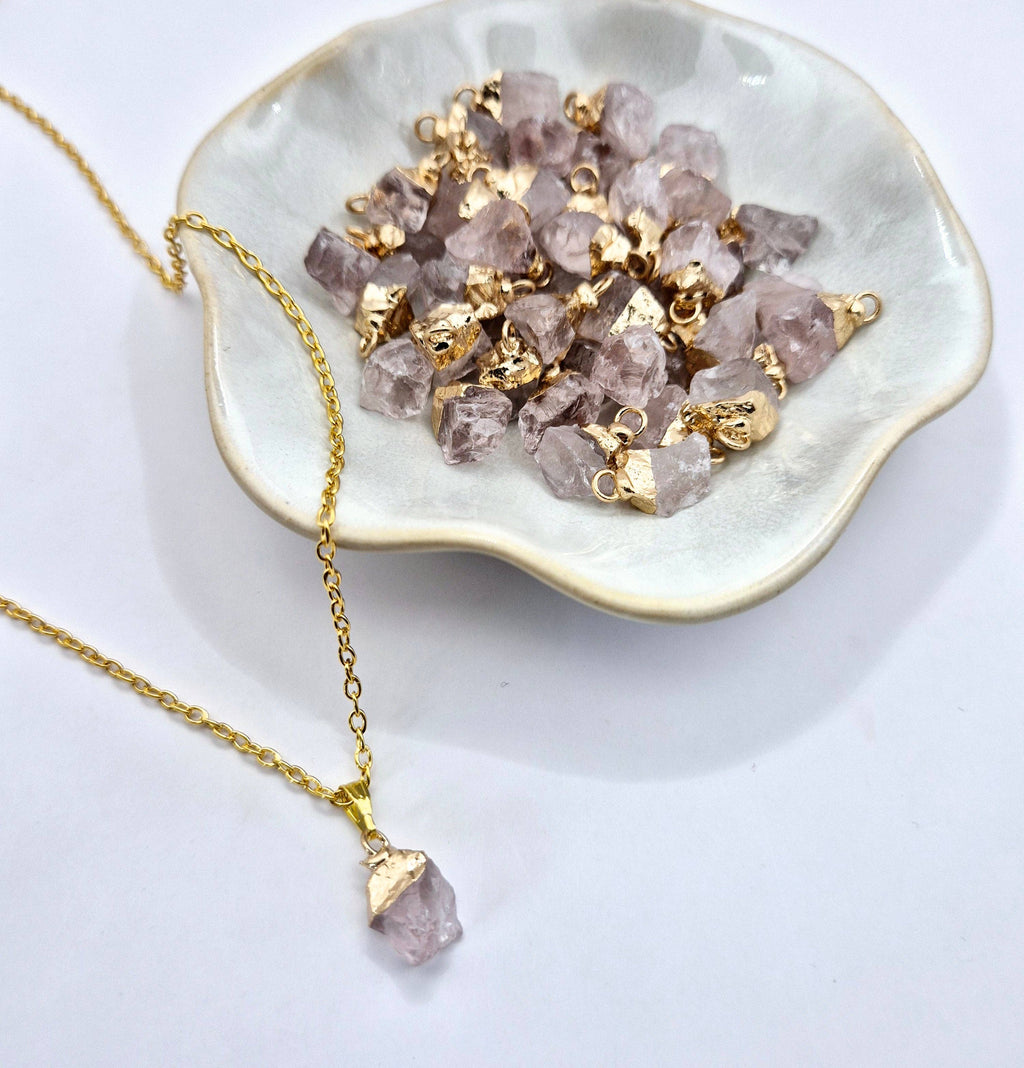 Goudkleurige ketting met ruwe rozenkwarts