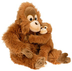 Orang-oetan met baby knuffel
