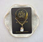Goudkleurige ketting met ruwe maansteen