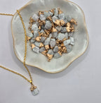 Goudkleurige ketting met ruwe maansteen
