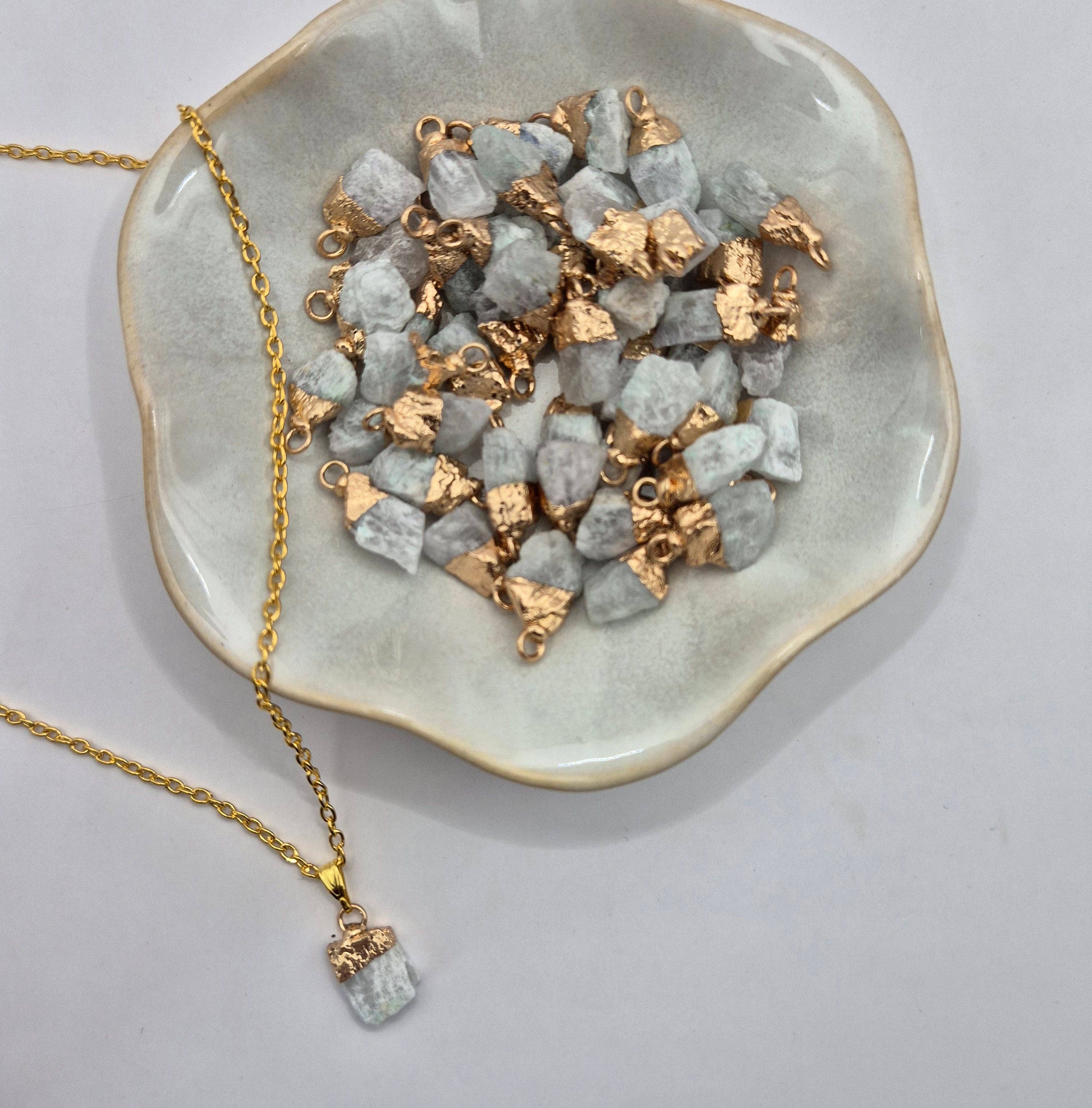 Goudkleurige ketting met ruwe maansteen