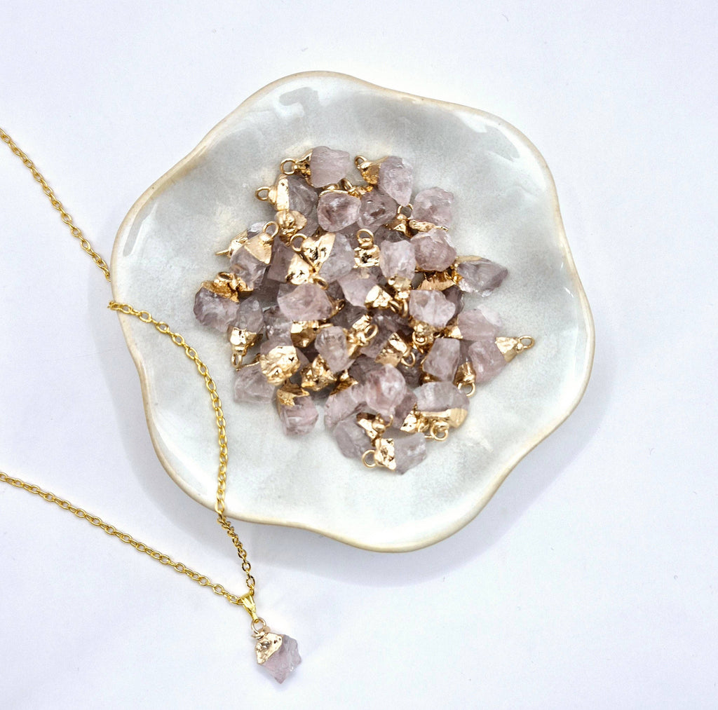 Goudkleurige ketting met ruwe rozenkwarts