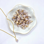 Goudkleurige ketting met ruwe rozenkwarts