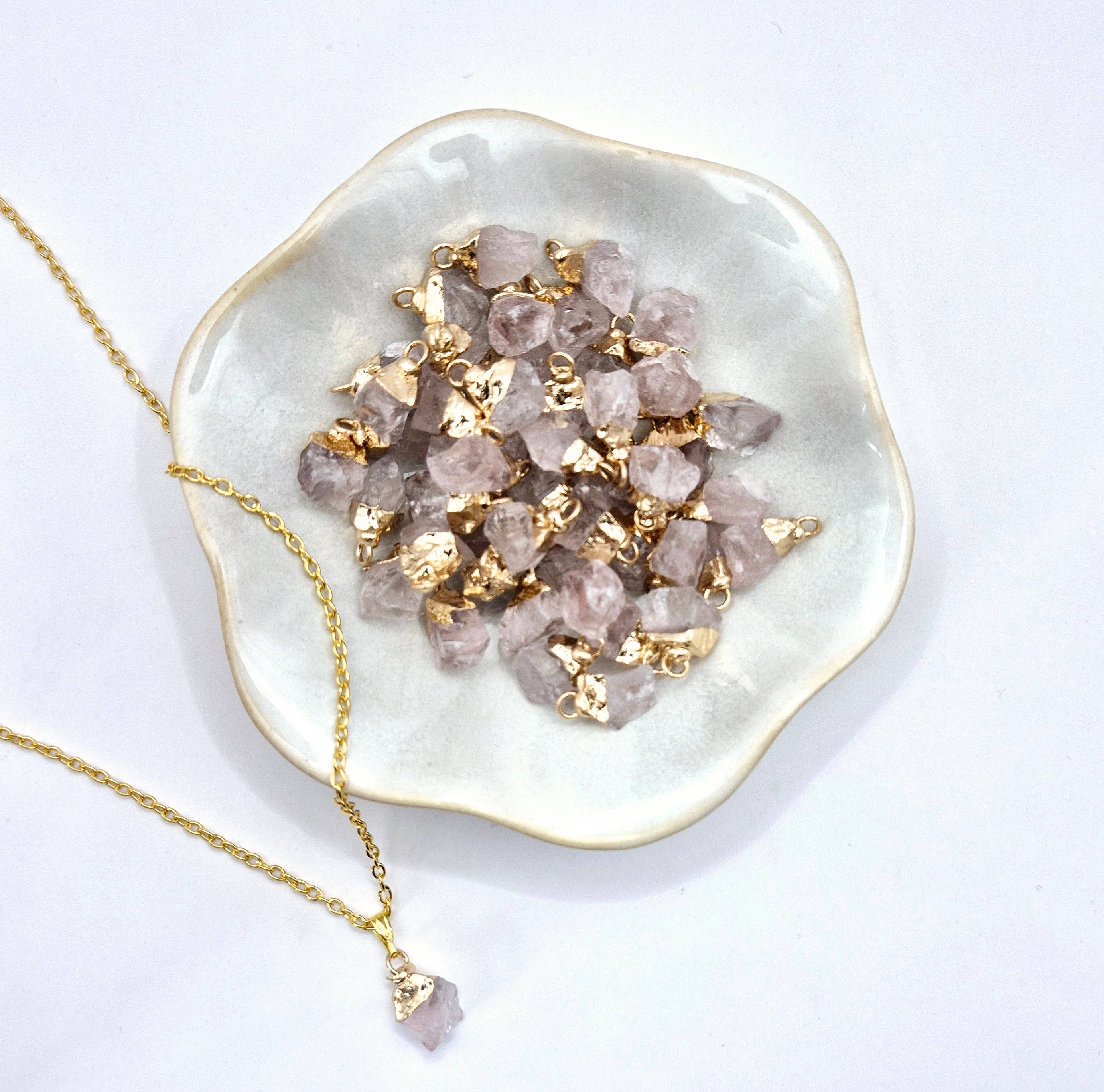 Goudkleurige ketting met ruwe rozenkwarts